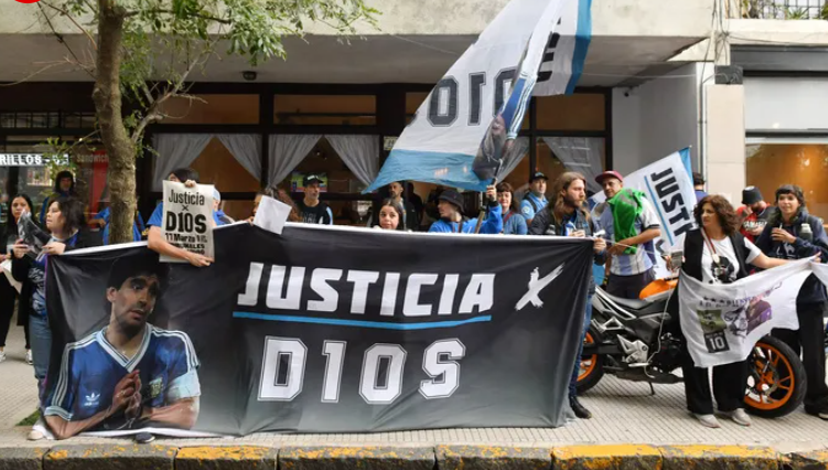 La foto de Maradona en su muerte complica a los médicos&nbsp;imputados
