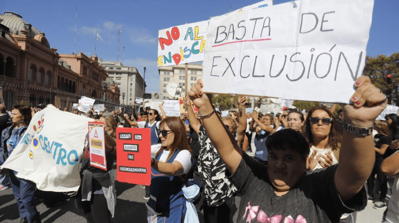 Manifestación de trabajadores de salud y educación junto a personas con&nbsp;discapacidad