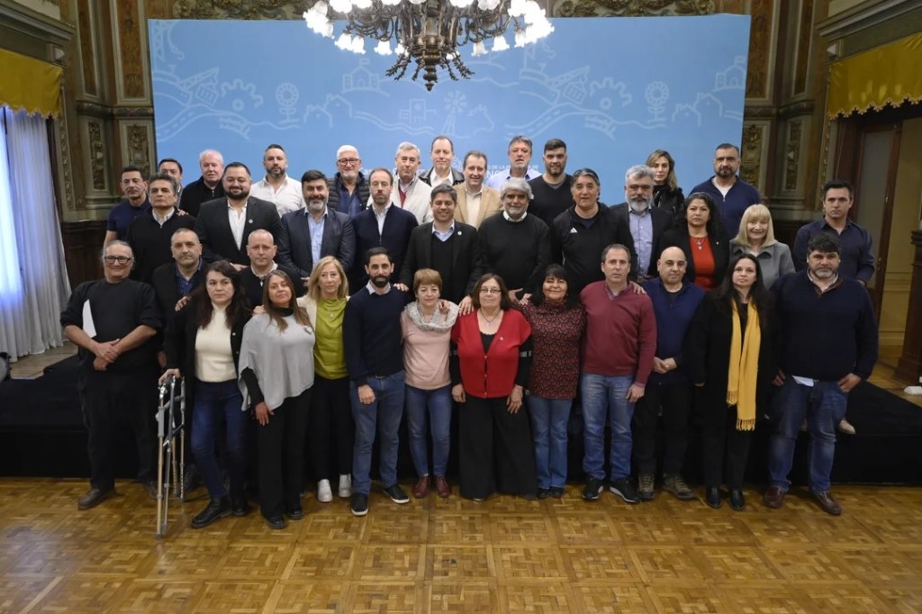 Axel Kicillof se reunió con gremios estatales y criticó al Gobierno nacional por “querer destruir al&nbsp;Estado”