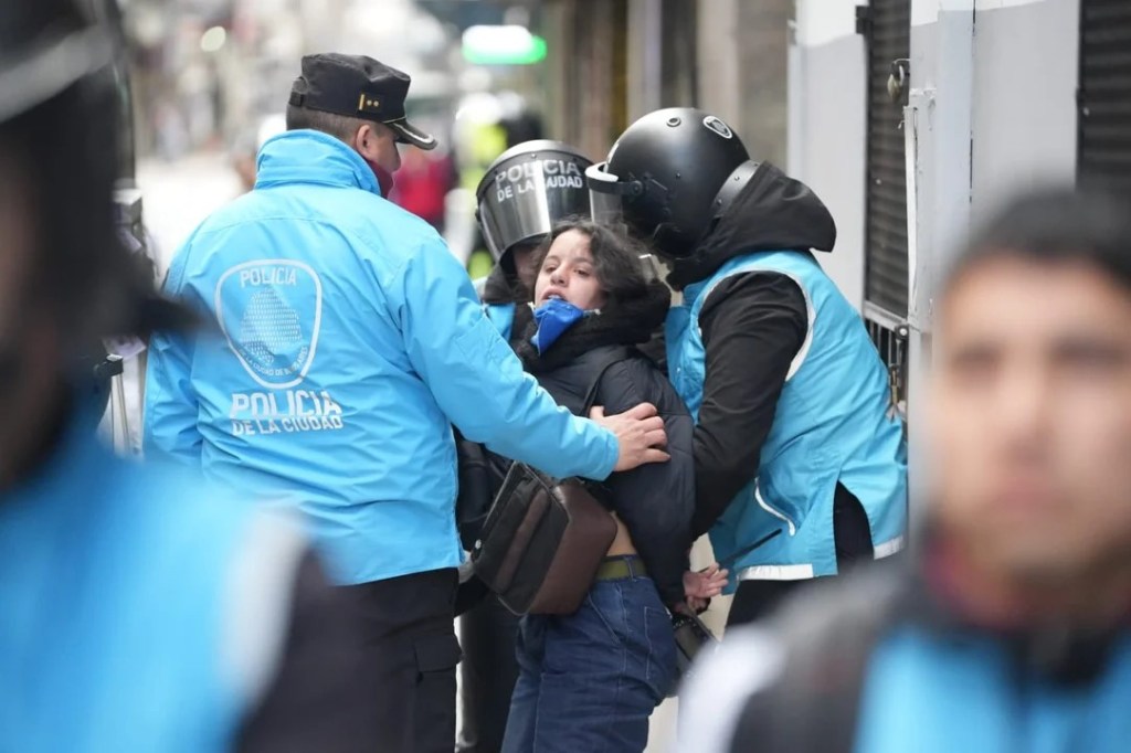 Demoran a dos trabajadoras de prensa durante la marcha de jubilados en el&nbsp;Congreso