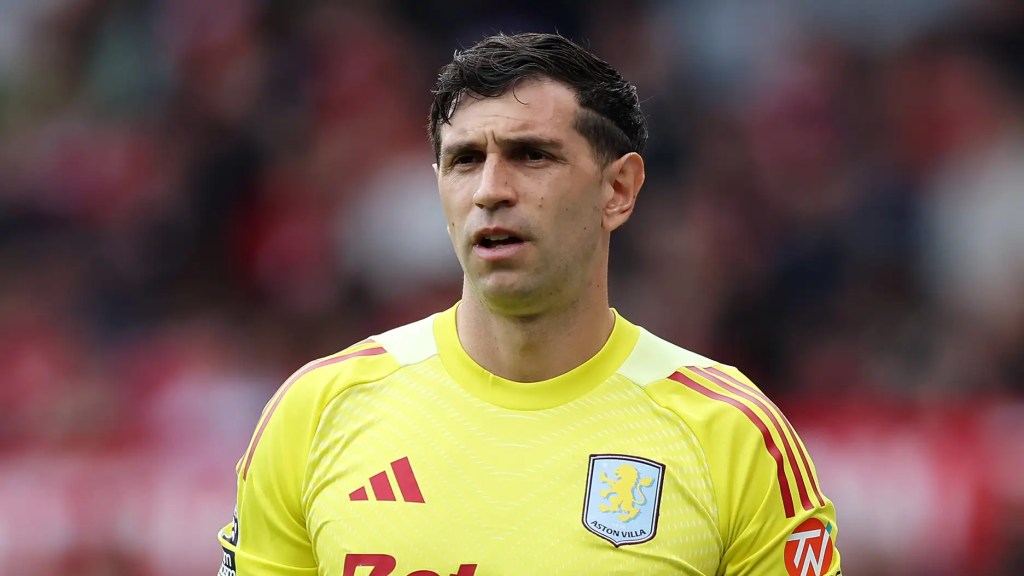 Dibu Martínez volvió a ser titular en Aston Villa tras su frustrada venta y salvó al equipo de la derrota con dos atajadas&nbsp;fenomenales