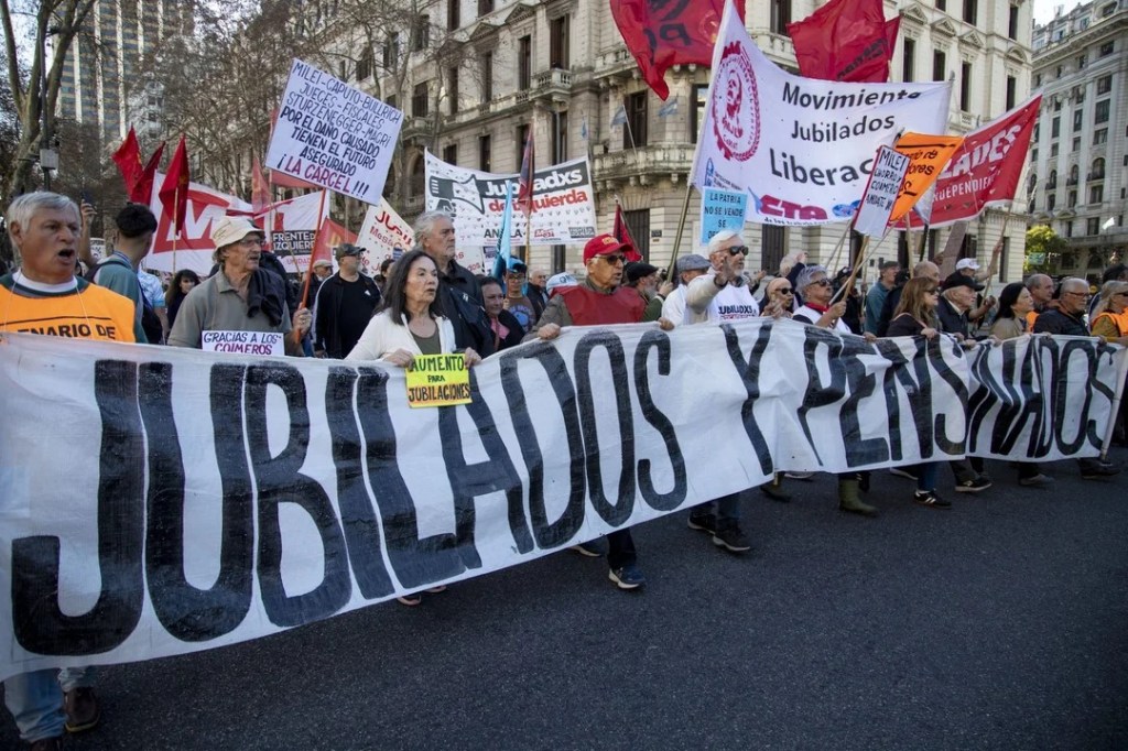 Jubilados, sindicatos y piqueteros marchan juntos contra el ajuste de&nbsp;Milei