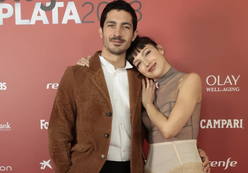 Úrsula Corberó disfrutó de Buenos Aires con un look relajado y una charla de&nbsp;café