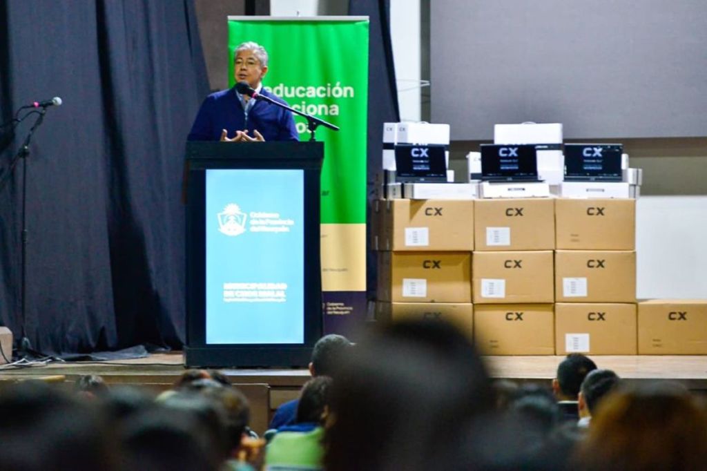 Defensa de la educación neuquina: Rolo Figueroa entrega notebooks a estudiantes de&nbsp;Zapala