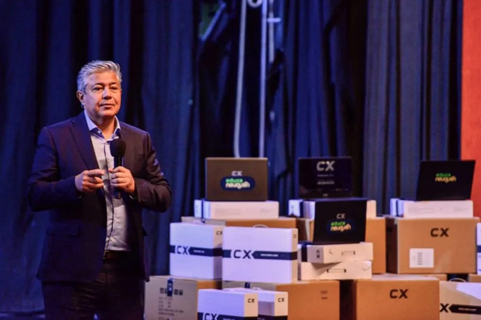 Rolo Figueroa refuerza la defensa de la educación en Zapala con becas y notebooks para&nbsp;jóvenes